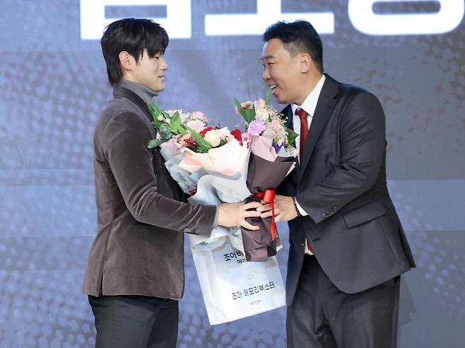 이범호 KIA 감독에게 꽃다발을 받는 김도영 [일간스포츠 제공. 재판매 및 DB 금지]
