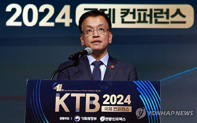 개회사하는 최상목 부총리 (서울=연합뉴스) 한종찬 기자 = 최상목 부총리 겸 기획재정부 장관이 3일 오후 서울 여의도 페어몬트 호텔에서 열린 제11회 Korea Treasury Bonds(KTB) 국제 컨퍼런스에서 개회사를 하고 있다. 올해로 11년째를 맞이한 'KTB 국제 컨퍼런스'는 국내외 주요 시장관계자들이 참석하는 한국 국채 관련 대표적인 글로벌 컨퍼런스이다. 2024.12.3 saba@yna.co.kr