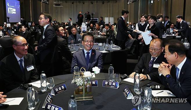 연합인포맥스 KTB 국제 컨퍼런스 개최 (서울=연합뉴스) 한종찬 기자 = 최상목 부총리 겸 기획재정부 장관과 황정욱 연합인포맥스 사장이 3일 오후 서울 여의도 페어몬트 호텔에서 열린 제11회 Korea Treasury Bonds(KTB) 국제 컨퍼런스에서 대화하고 있다. 올해로 11년째를 맞이한 'KTB 국제 컨퍼런스'는 국내외 주요 시장관계자들이 참석하는 한국 국채 관련 대표적인 글로벌 컨퍼런스이다. 2024.12.3 saba@yna.co.kr
