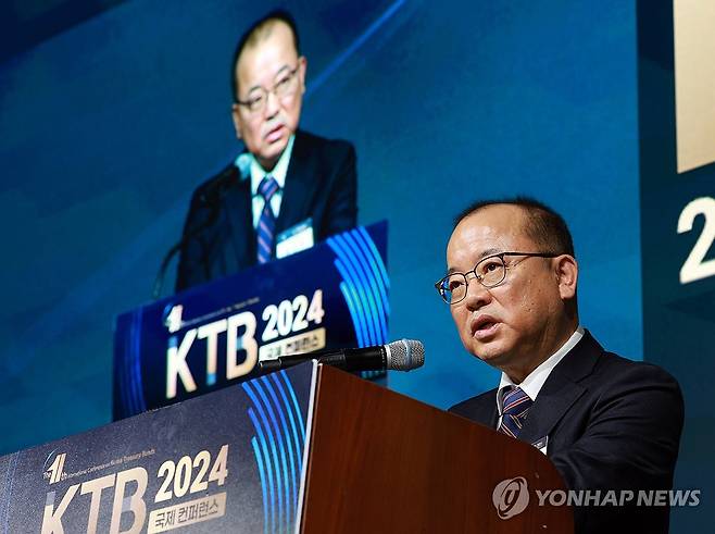 인사말하는 황정욱 연합인포맥스 사장 (서울=연합뉴스) 한종찬 기자 = 황정욱 연합인포맥스 사장이 3일 오후 서울 여의도 페어몬트 호텔에서 열린 제11회 Korea Treasury Bonds(KTB) 국제 컨퍼런스에서 인사말을 하고 있다. 올해로 11년째를 맞이한 'KTB 국제 컨퍼런스'는 국내외 주요 시장관계자들이 참석하는 한국 국채 관련 대표적인 글로벌 컨퍼런스이다. 2024.12.3 saba@yna.co.kr