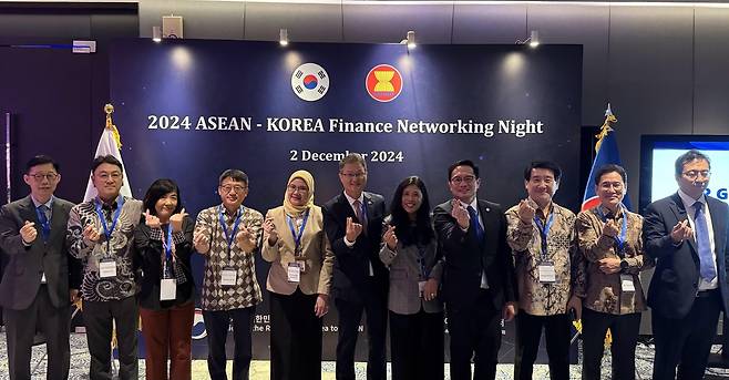 아세안 금융인의 네트워킹 전야제 2일(현지시간) 인도네시아 자카르타에서 열린 '아세안 금융인의 네트워킹 전야제'에서 참석자들이 기념 촬영을 하고 있다. 2024.12.3. photo@yna.co.kr
[주아세안 한국대표부 제공. 재판매 및 DB 금지]