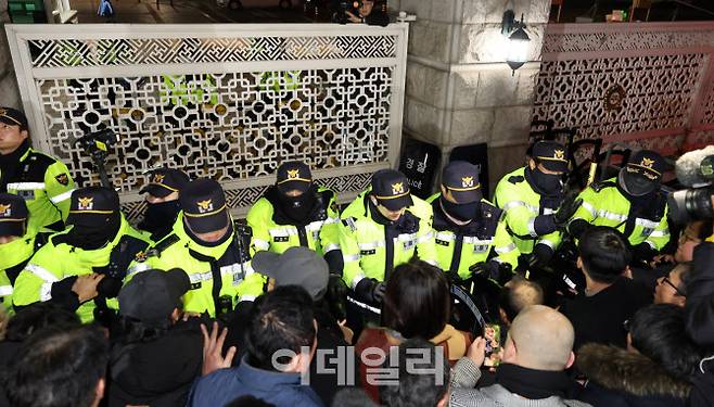 [이데일리 방인권 기자] 윤석열 대통령이 전격적으로 계엄령을 선포한 3일 밤 서울 여의도 국회 정문 앞에서 시민들이 출입을 통제하는 경찰병력과 대치하고 있다.