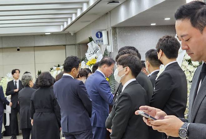 최태원 SK그룹 회장이 4일 서울대병원 장례식장에 마련된 허창수 GS그룹 명예회장 모친인 고(故) 구위숙 여사의 빈소로 들어서고 있다.(사진=공동취재단)