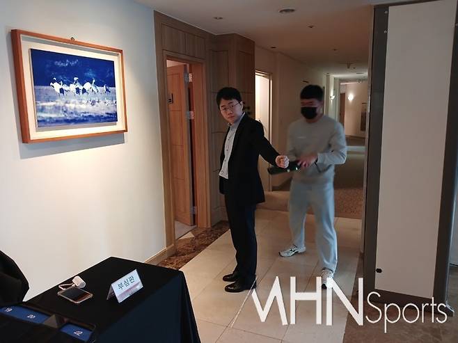 신민준 9단이 검색대를 통과한 후 진행요원으로부터 몸수색을 받고 있다. 대국장에는 휴대전화와 전자손목시계 등 전자장비를 일절 가져갈 수 없으며, 이를 위반할 경우 반칙패를 당한다.(MHN스포츠 엄민용 선임기자)