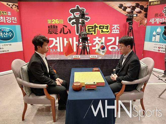 본격적인 승부를 벌이기에 앞서 숨을 고르고 있는 두 선수.(MHN스포츠 엄민용 선임기자)