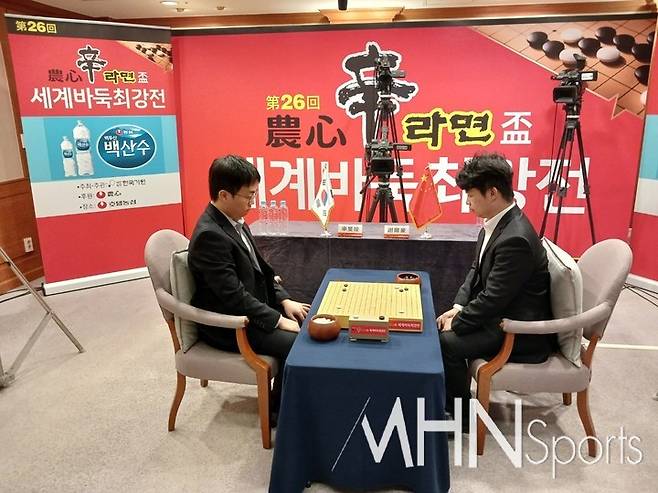 신민준 9단(왼쪽)과 셰얼하오 9단이 깊은 생각에 빠져 있다.(MHN스포츠 엄민용 선임기자)