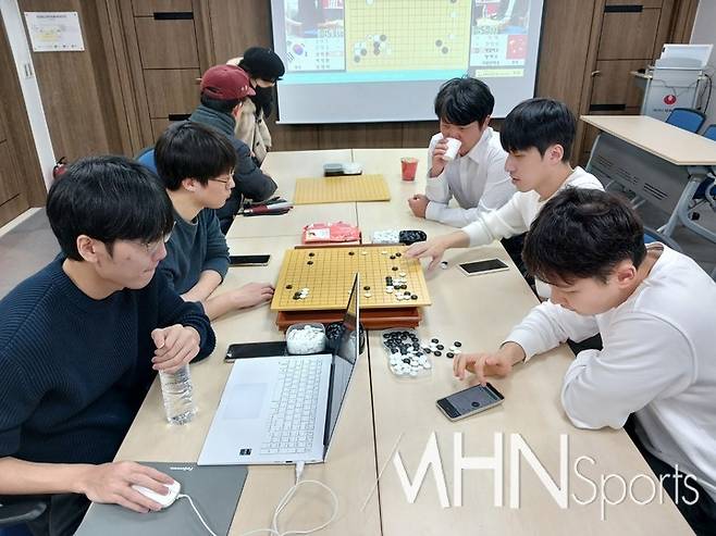 홍민표 감독을 비롯해 박정환·신진서·김명훈·설현준 9단 등 한국대표 선수단이 신민준 9단의 대국을 검토하며 승리를 응원하고 있다.(MHN스포츠 엄민용 선임기자)