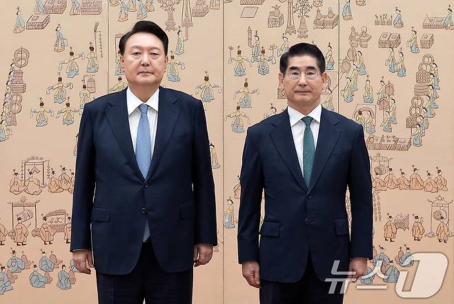 윤석열 대통령이 서울 용산 대통령실 청사에서 김용현 신임 국방부 장관에게 임명장을 수여한 뒤 기념 촬영을 하고 있다. (대통령실 제공) 2024.9.6/뉴스1 ⓒ News1 박지혜 기자