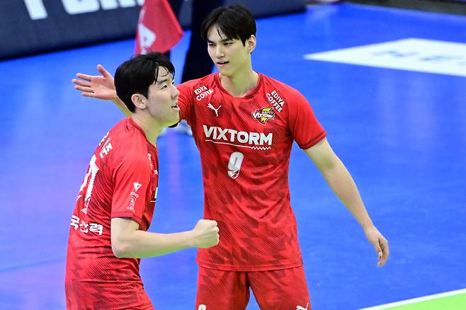 한국전력 윤하준(왼쪽)과 임성진. 사진 | 한국배구연맹