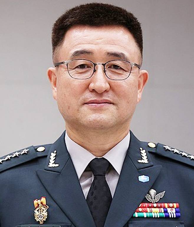 계엄사령관에 육군 대장 박안수

    (서울=연합뉴스) 윤석열 대통령이 3일 용산 대통령실에서 긴급 담화를 통해 "종북 세력을 척결하고, 자유 헌정질서를 지키기 위해 비상계엄을 선포한다"고 밝혔다. 

    사진은 계엄사령관에 임명된 육군 대장 박안수.  2024.12.3  [연합뉴스 자료사진]

    photo@yna.co.kr 

(끝)





<저작권자(c) 연합뉴스, 무단 전재-재배포, AI 학습 및 활용 금지>