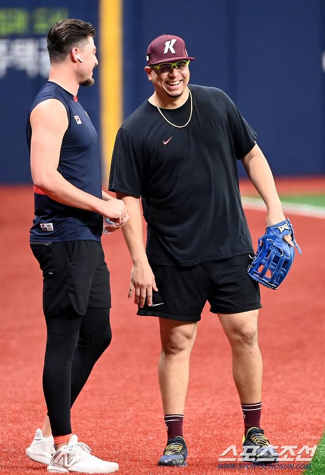 10일 고척스카이돔에서 열린 두산과 키움의 경기, 두산 발라조빅과 키움 후라도가 이야기를 하고 있다. 고척=허상욱 기자 wook@sportschosun.com/2024.09.10/