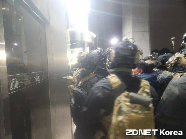 계엄군이 국회 경내에 진입했다. (사진=지디넷코리아)