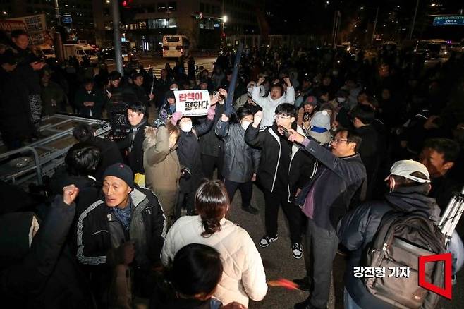 4일 서울 여의도 국회 앞에서 시민들이 윤석열 대통령의 비상계엄 해제 소식을 접한 뒤 환호하고 있다. 강진형 기자