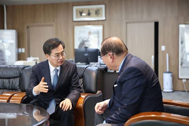 김동연 경기도지사(왼쪽)가 4일 이종찬 광복회장을 찾아 비상계엄 선포 등 현안에 대해 이야기를 나누고 있다. 경기도청 제공