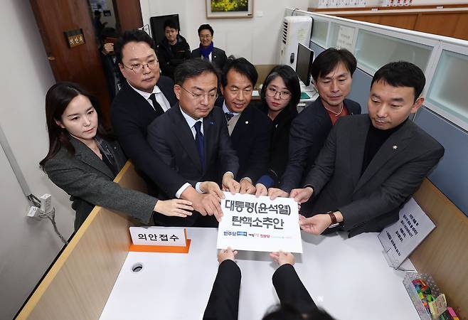 4일 서울 여의도 국회에서 개혁신당 이주영 의원(왼쪽부터), 천하람 원내대표, 조국혁신당 신장식 의원, 진보당 윤종오 원내대표, 기본소득당 용혜인 대표, 사회민주당 한창민 대표, 더불어민주당 김영민 의원이 야6당이 공동발의한 윤석열 대통령 탄핵소추안을 제출하고 있다. /연합뉴스