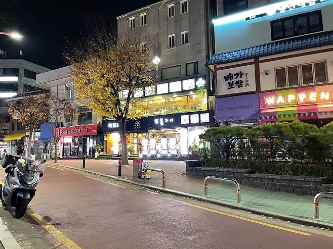 윤석열 대통령이 비상계엄을 선포한 뒤인 4일 0시 50분쯤 홍대입구 앞 거리가 한산하다. /김정은 기자