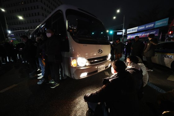 정말 맨몸 하나로 계엄군 차량을 막아내는 시민들