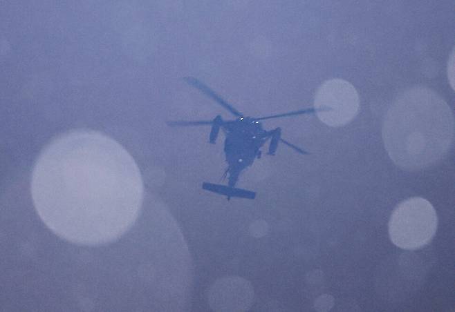 윤석열 대통령이 비상계엄을 선포한 3일 밤 서울 여의도 국회 상공에 헬기가 떠 있다. 신소영 기자
