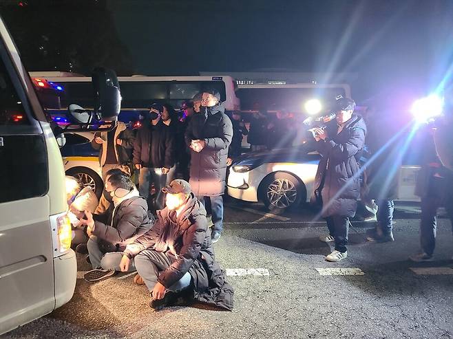 윤석열 대통령이 비상계엄을 선포한 3일 밤 국회 앞으로 달려온 시민들이 국회로 진입하려는 군인버스를 막은 채 “비상계엄 철폐하라”를 외치고 있다. 백소아 기자