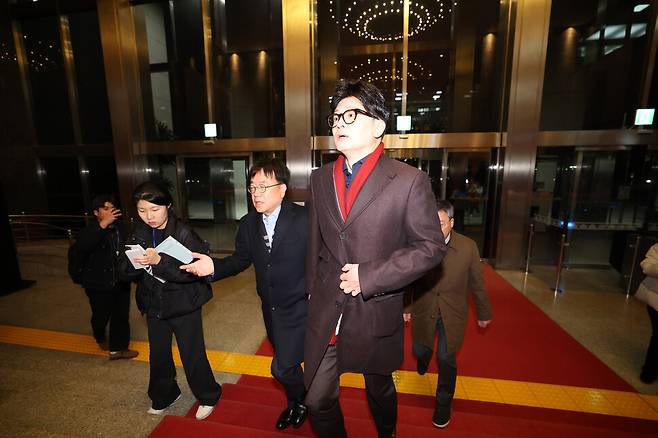 윤석열 대통령이 비상계엄을 선포한 3일 밤 한동훈 국민의힘 대표(맨앞)가 국회에 들어가고 있다. 신소영 기자