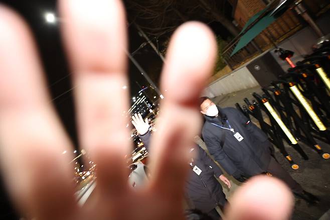 4일 새벽 대통령실 들머리에서 경찰들이 기자들의 취재를 막고 있다. 김영원 기자 forever@hani.co.kr