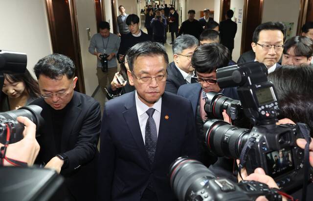 최상목 기획재정부 장관이 4일 서울 종로구 정부서울청사에서 관계 장관들과 긴급 경제관계장관회의 합동브리핑을 마친 뒤 회견장을 떠나고 있다. 연합뉴스