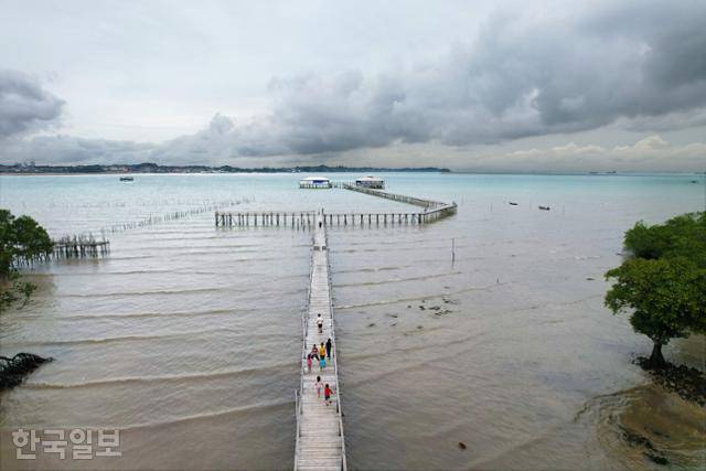 인도네시아 바탐섬의 발레발레 원주민 마을. 길게 뻗은 선창을 따라 아이들이 해맑게 뛰어놀고 있다.
