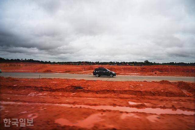 바탐은 붉은 벽돌에서 온 말이라고 한다. 공항 확장 공사장에 붉은 속살이 그대로 드러나 있다.