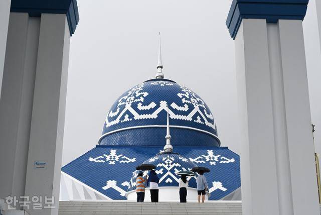 짙은 쪽빛 지붕이 돋보이는 바탐의 라자 하미다 대사원.