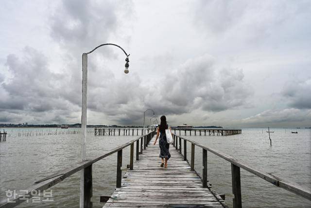 발레발레 원주민 마을의 해상 산책로. 우기라서 구름 낀 하늘과 바다가 오히려 묘한 분위기를 풍긴다.