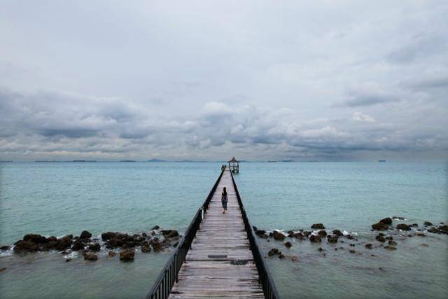 미니 발리로 불리는 바탐의 투리비치 리조트 앞바다로 길게 해상산책로가 놓여 있다. 수평선에 싱가포르와 말레이시아 땅이 아른거린다. 미니 발리로 불리는 바탐의 투리비치 리조트 앞바다로 길게 해상산책로가 놓여 있다. 수평선에 싱가포르와 말레이시아 땅이 아른거린다.