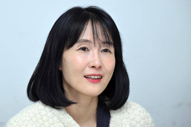 제57회 한국일보문학상 수상자 위수정 소설가가 지난달 27일 서울 중구 한국일보사에서 진행된 인터뷰에서 소감을 밝히고 있다. 박시몬 기자