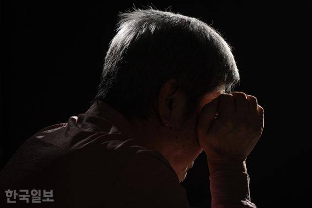 박은석에게는 그 사건 이후 평범한 일상이 사라졌다. 사이버 집단 따돌림을 당한 손녀의 마음 속에 들어가 볼 수 없어서다. 박은석이 지난 3일 자택에서 한국일보와 인터뷰 하던 도중 눈물을 훔치고 있다. 하상윤 기자