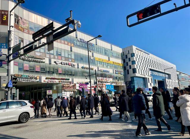 윤석열 대통령이 전날 선포한 비상계엄을 6시간 만에 해제한 4일 점심시간에 정부세종청사 공무원들이 삼삼오오 식당으로 향하고 있다. 세종=정민승 기자