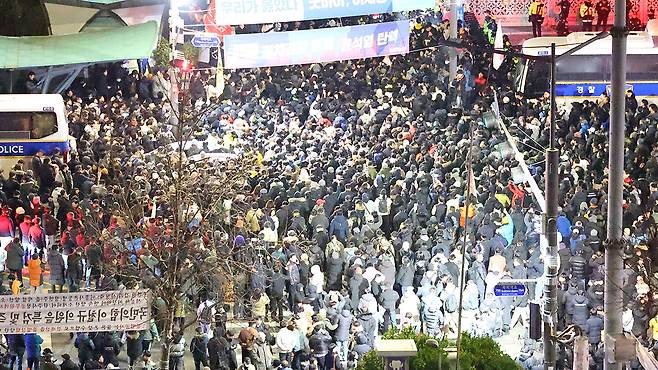 계엄령 선포 후 국회 앞 [사진 제공: 연합뉴스]