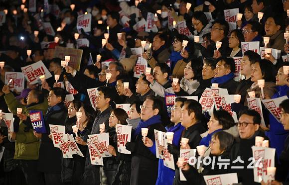 더불어민주당 의원들과 당원들이 4일 오후 서울 여의도 국회에서 열린 윤석열 대통령 사퇴촉구ㆍ탄핵 추진 범국민 촛불문화제에서 구호를 외치고 있다. [사진=곽영래 기자]