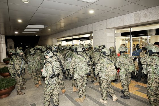 윤석열 대통령이 긴급 대국민 담화를 통해 비상계엄령을 발표한 가운데 4일 서울 여의도 국회에서 계엄군이 본청 출입구를 지나고 있다. 전민규 기자