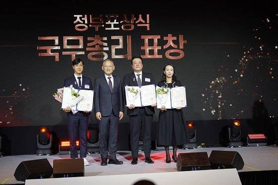 차이커뮤니케이션 최영섭 대표(왼쪽)가 2024 광고산업 발전 유공 정부포상 국무총리 표창을 수상하고 기념 사진을 촬영하는 모습. (사진 출처 = 차이커뮤니케이션)