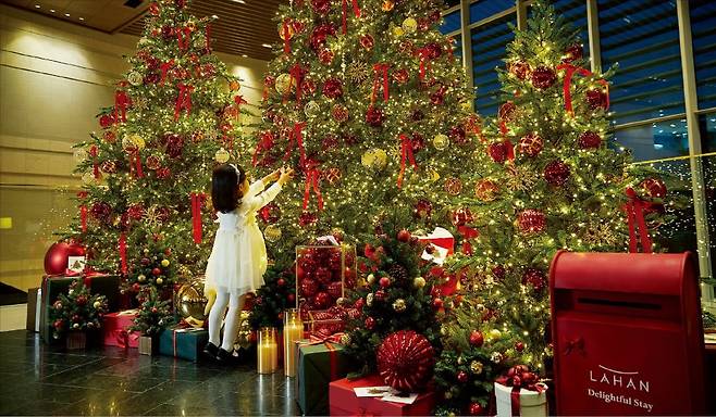 라한호텔이 연말을 맞아 로비에 설치한 크리스마스 트리. /라한호텔 제공
