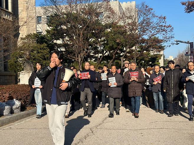 4일 오후 2시 고려대 교수와 학생 약 400명이 성북구 서울캠퍼스 중앙도서관에 모여 시국선언을 한 뒤 중앙광장까지 구호를 제창하며 행진하는 모습. 이들은 이날 △윤 대통령 즉시 직무정지 및 탄핵 △김용현 국방부 장관, 박안수 계엄사령관 즉각 체포 및 엄벌 △김건희 국정농단 규명을 요구했다. 이혜인 기자