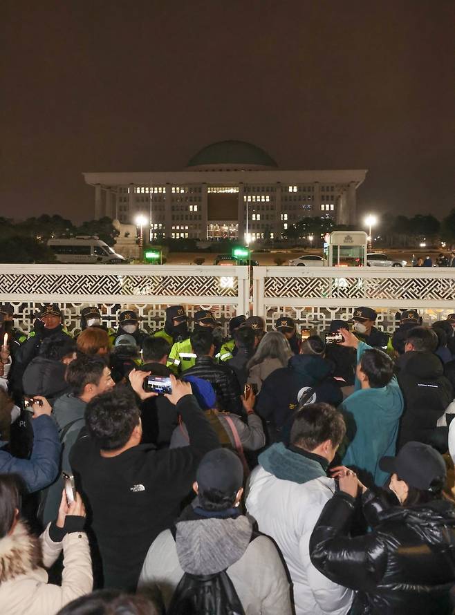 윤석열 대통령이 전격적으로 계엄령을 선포한 3일 밤 서울 여의도 국회 정문 앞에서 경찰병력이 출입을 통제하고 있다. 사진=한국경제신문