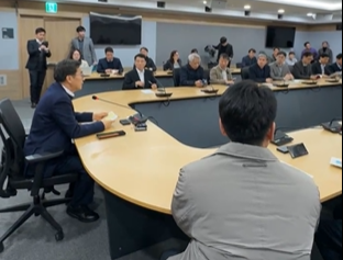 김동연 경기지사가 4일 경기도청에서 긴급 간부회의를 열고 있다. 김동연 경기지사 페이스북 갈무리