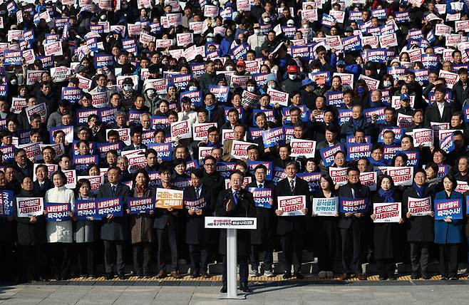 더불어민주당 이재명 대표가 4일 서울 여의도 국회 본청 앞 계단에서 열린 ‘윤석열 대통령 사퇴촉구 탄핵추진 비상시국대회’에서 규탄사를 하고 있다. 연합뉴스