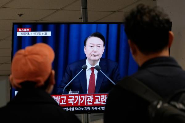 윤석열 대통령이 3일 용산 대통령실에서 긴급 담화를 통해 비상계엄령을 선포하는 장면을 시민들이 지켜보고 있다. 연합뉴스