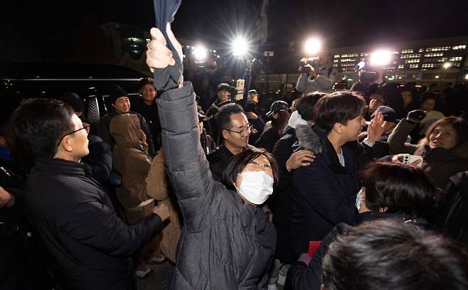 비상계엄 해제 요구 결의안이 국회 본회의에서 통과된 4일 새벽 서울 여의도 국회 인근에서 시민들이 윤석열 대통령의 비상계엄 해제 담화 발표에 환호하고 있다./사진=(서울=뉴스1) 이재명 기자