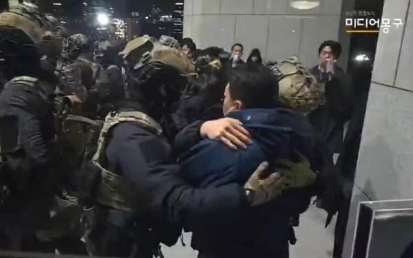 흥분한 민간인을 안아주는 계엄군 모습을 담은 영상이 화제다. 사진은 국회 진입을 시도했다가 밀쳐진 남성을 차분하게 달래는 군인들의 모습. /사진=유튜브 '미디어몽구' 캡처