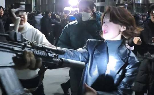국회 진입한 계엄군이 안귀령 더불어민주당 대변인에게 SCAR-L 돌격소총 총구를 겨누고 있다. SCAR-L 돌격소총은 특수부대인 707부대에 지급된 총기로 알려져 있다. 사진=JTBC 영상 캡처／ 뉴시스