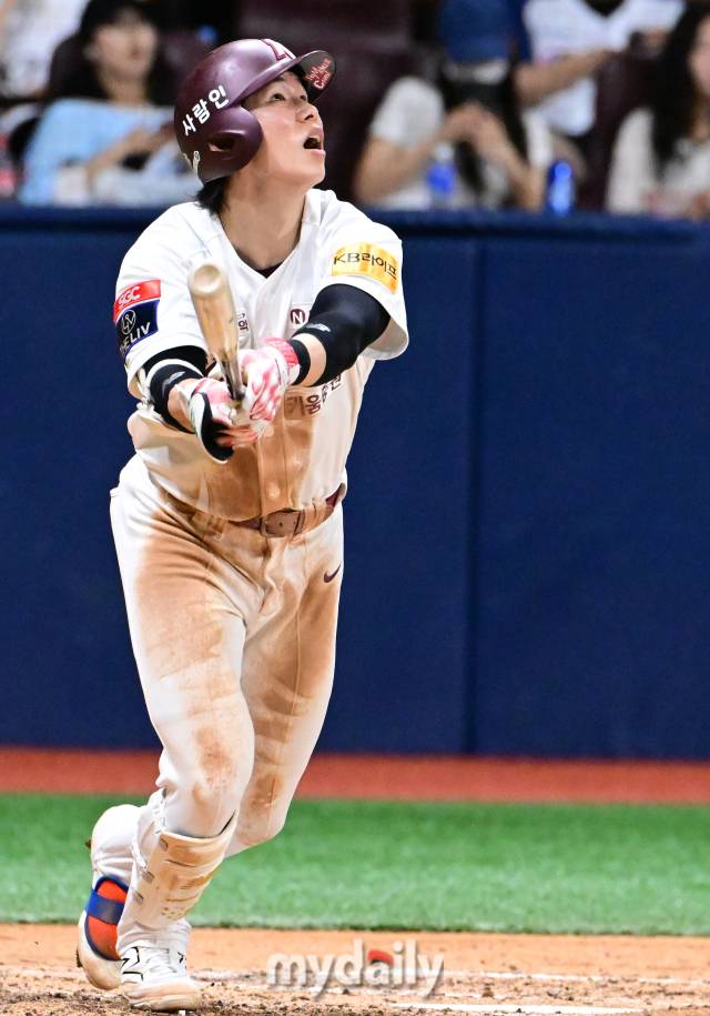 2024년 7월 18일 오후 서울 고척스카이돔에서 진행된 ‘2024 신한 SOL Bank KBO리그’ KT-키움의 경기. 키움 김혜성이 2회말 무사 1,3루에서 희생플라이를 때리고 있다./마이데일리