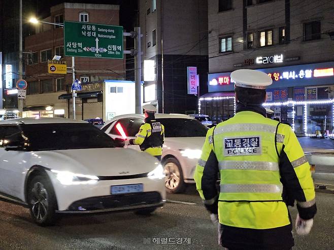 서울 관악경찰서는 이날 오후 8시부터 10시까지 경찰서장의 현장 지휘 아래 연말연시 음주·약물운전 단속을 실시했다. 이용경 기자