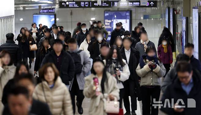 [서울=뉴시스] 홍효식 기자 = 윤석열 대통령이 비상계엄을 선포한 지 6시간여 만에 해제한 4일 서울 광화문역에서 시민들이 출근길 발걸음을 재촉하고 있다. 2024.12.04. yesphoto@newsis.com